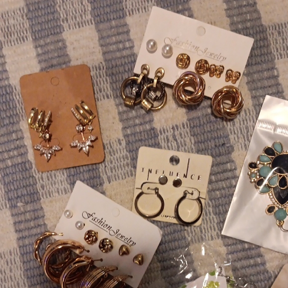 Assorted Women's Earrings (Gold, Black, Green) - Fashion Jewelry - Picture 3 of 3